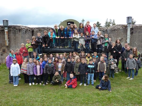 Groupe scolaire devant la batterie 1
